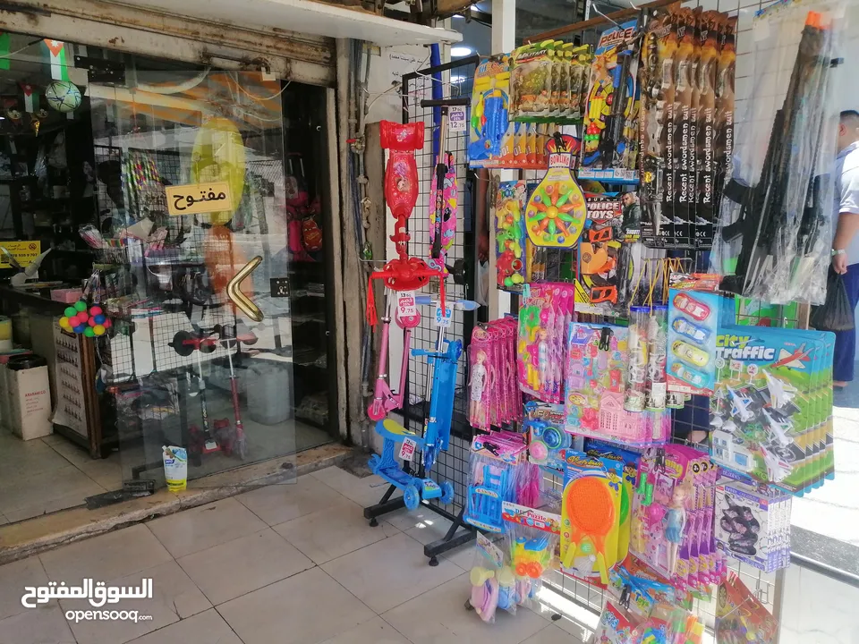 مكتبة للبيع قرطاسية والعاب وتوجيهي تعمل بشكل جيد شارع حيوي قائمة ولها سمعتها بالمنطقة ولها زبونها