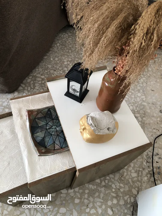 طاولة صالة بالون ابيض و خشبي مع تصميم يناسب جميع الديكورات يمتاز بسهولة التنظيف و يحتوي على خزانتين
