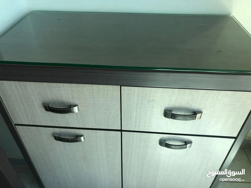 مكتب مدير تصميم اوروبي مع  ملحقاته شبه جديد للبيع