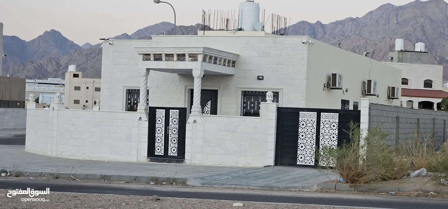 بيت مستقل للبيع في العقبه منطقه الملقان الجنوبي واجهتين حجر مطله على البحر