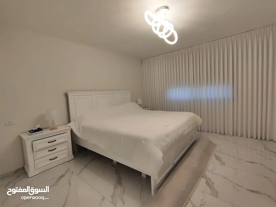 شقة مفروشة جديدة لم تُسكن بعد – سوبر دلوكس الطيرة – خلف مدارس المستقبل