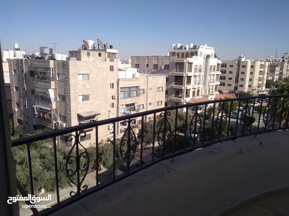 شقة مفروشة للإيجار في إربد – موقع مميز قرب مجمع عمان الجديد مناسبة للطلاب أو الطالبات