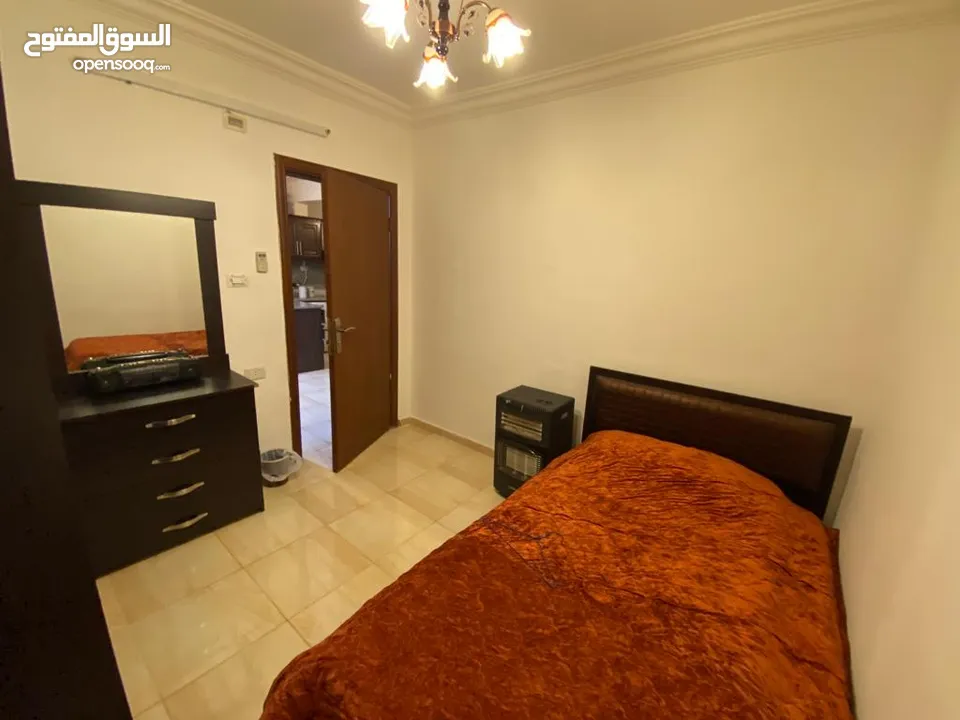 شقه مفروشه طابق ارضي مجهزة بالكامل غرفتين نوم وصاله ومطبخ وحمام وبرندة  شارع الجامعه طلاب اوطالبات