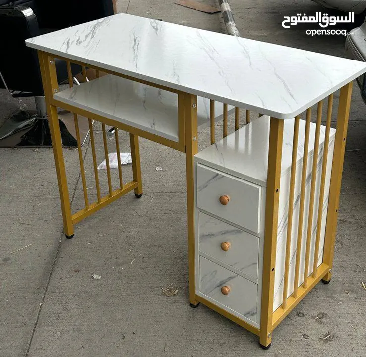 الطاولة الذهبية الرخامية