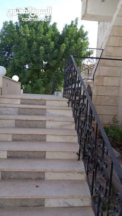 فيلا للبيع في ام الدنانير على شارعين  طابقين