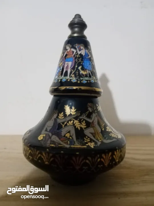 عطر فاخر قبرصي مرسم بماء الذهب عطرها الاصلي بالداخل تاريخ 89/2/3