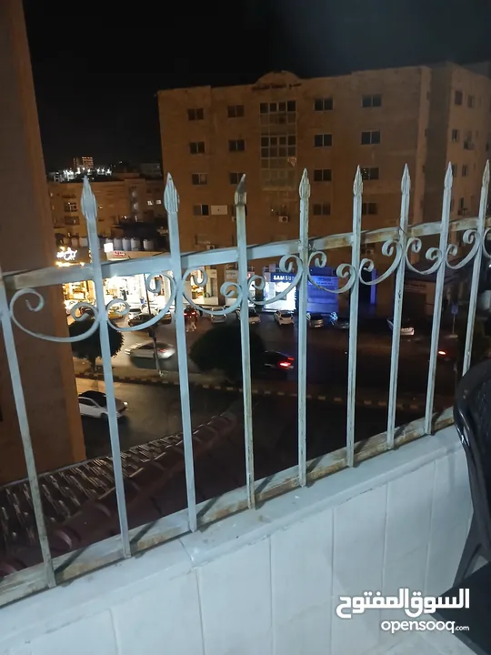 استوديو غرفة وصالة وحمامين وترث كبير