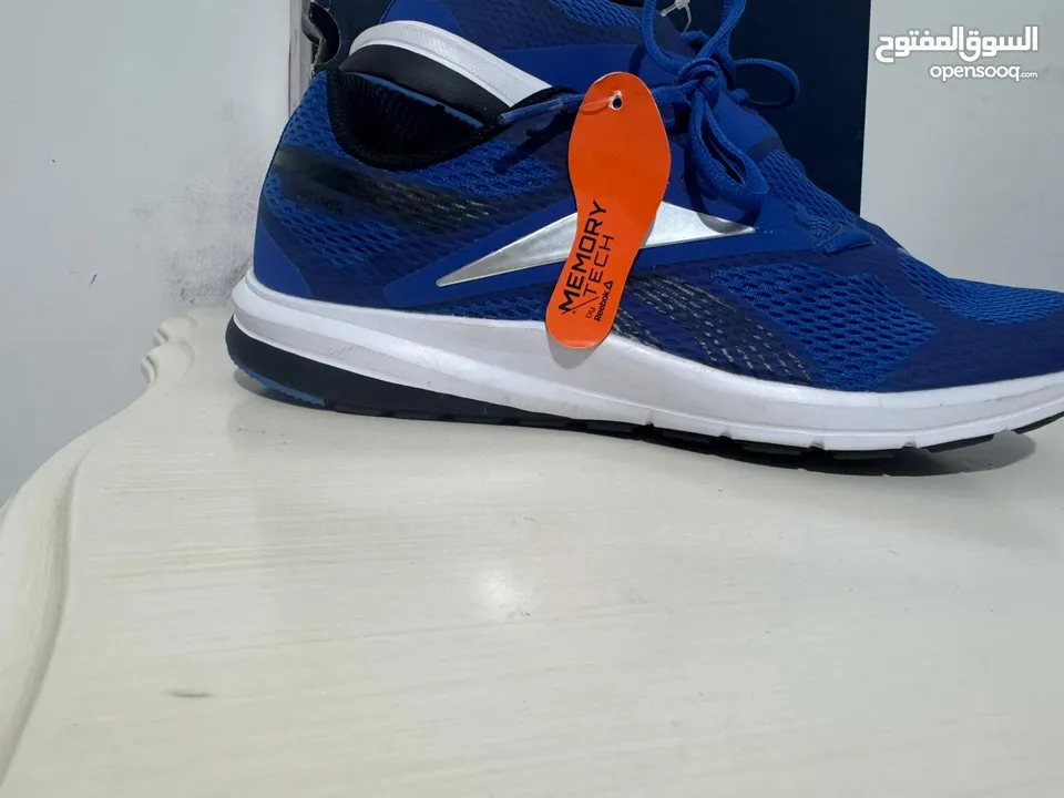 حذاء رياضي أزرق من Reebok، خفيف، بتهوية جيدة ونعل مريح بتقنية Memory Tech.