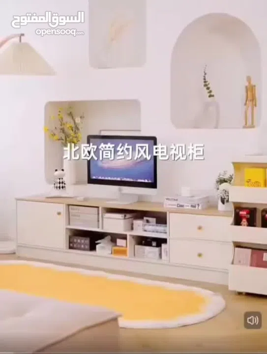خزانة مزنزن تلفزيون خشبية عصرية   تصميم أنيق يجمع بين الخشب الطبيعي والأبواب البيضاء ليضيف لمسة