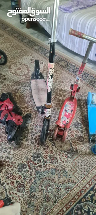 سكيت لون احمر وثلاث سكوترات للبيع