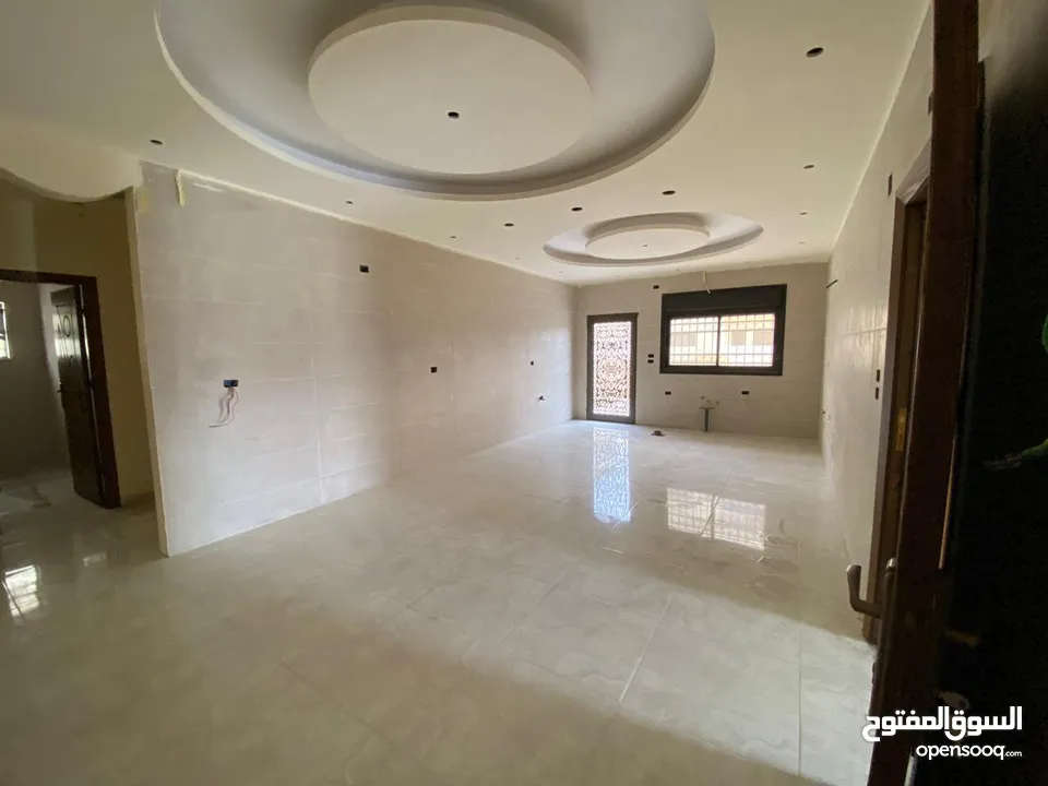 شقق طابقيه في المزار الجنوبي