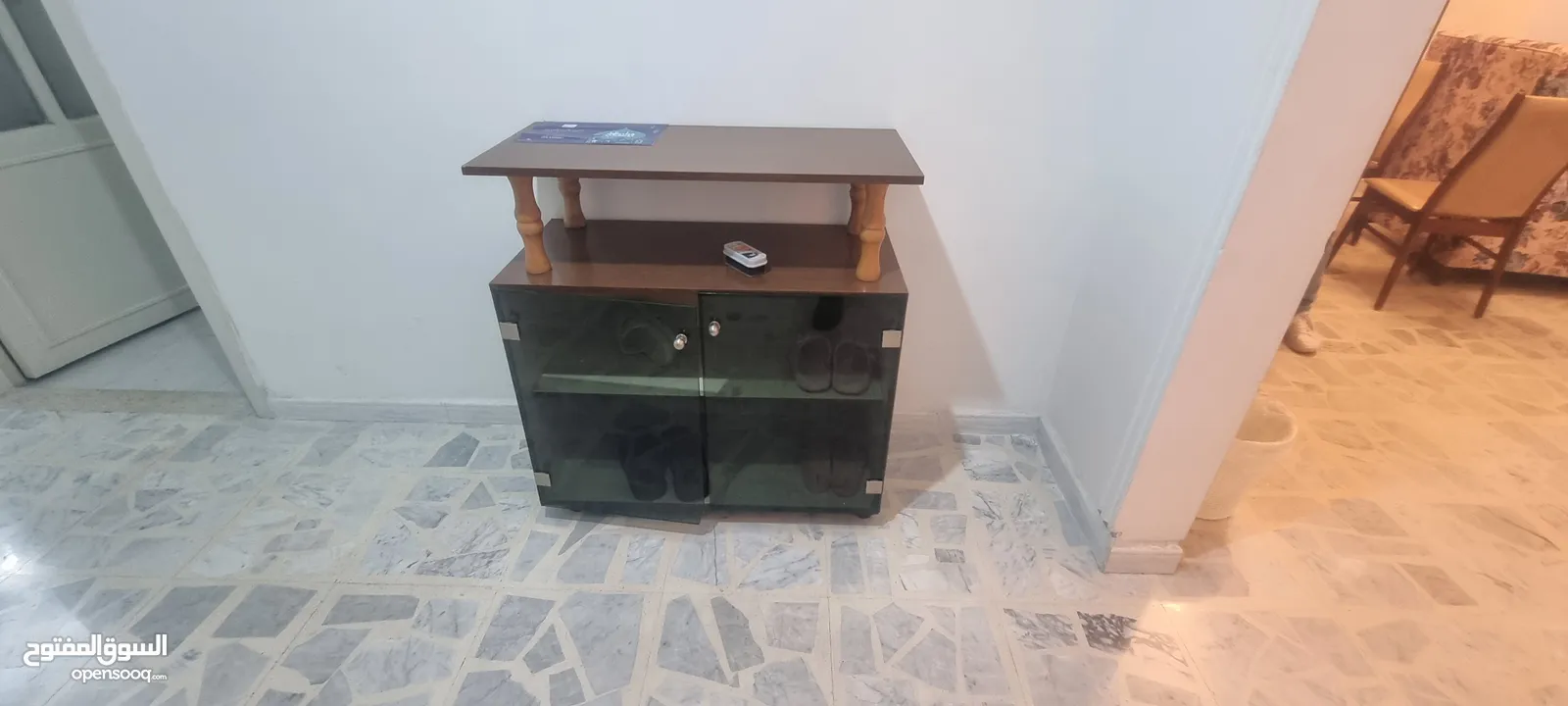 كنبايات وطاولة وغاز وغسالة