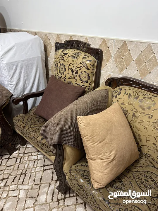 طقمين كنب بحالة ممتازة للبيع بسعر ممتاز