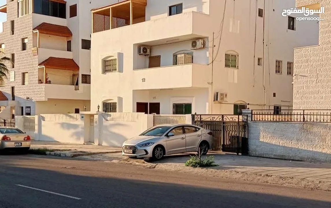 شقة طابق ارضي، المنطقة السكنية العاشرة، شارع الكويت اوله من جهة مشروع آيلا.