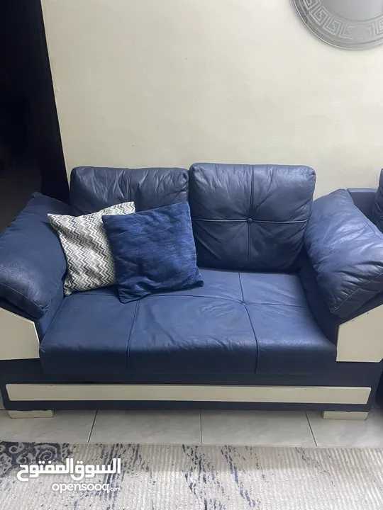كنب مودرن مستعمل بحالة جيده للبيع بسعر مغري