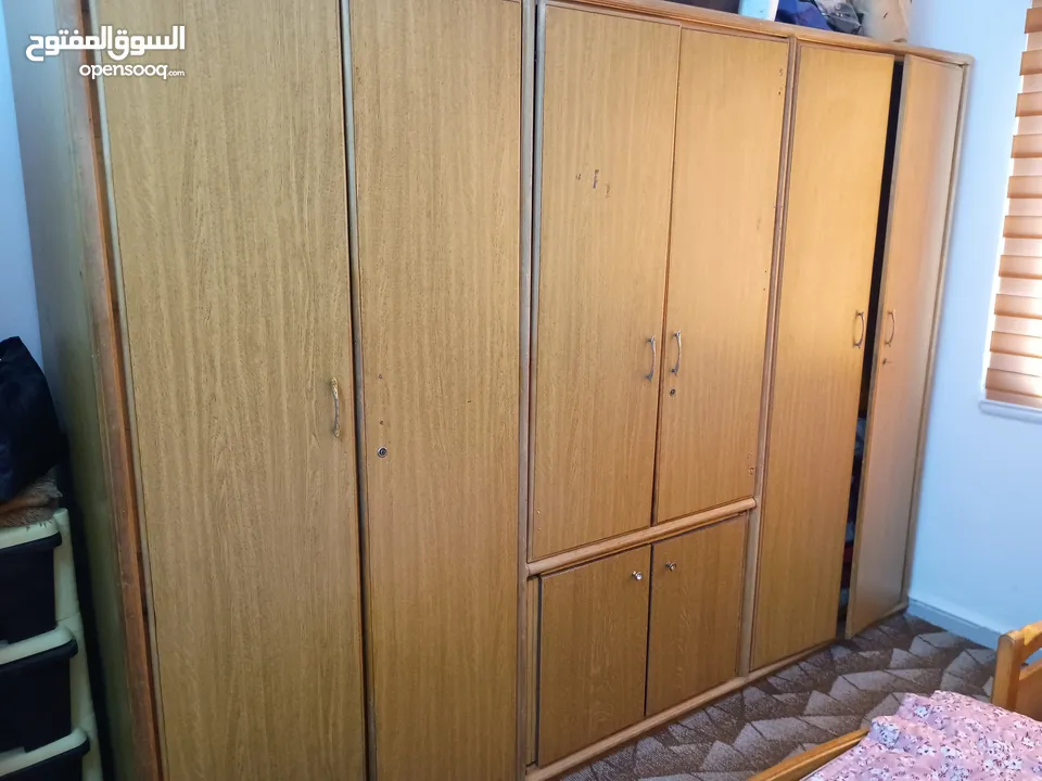غرفه نوم تفصيل مستعمل مضروبه  زان بالإضافة إلى تخت مفرد مستعمل مع كرسي و شماعه خشب لاتيه18 اندونيسي
