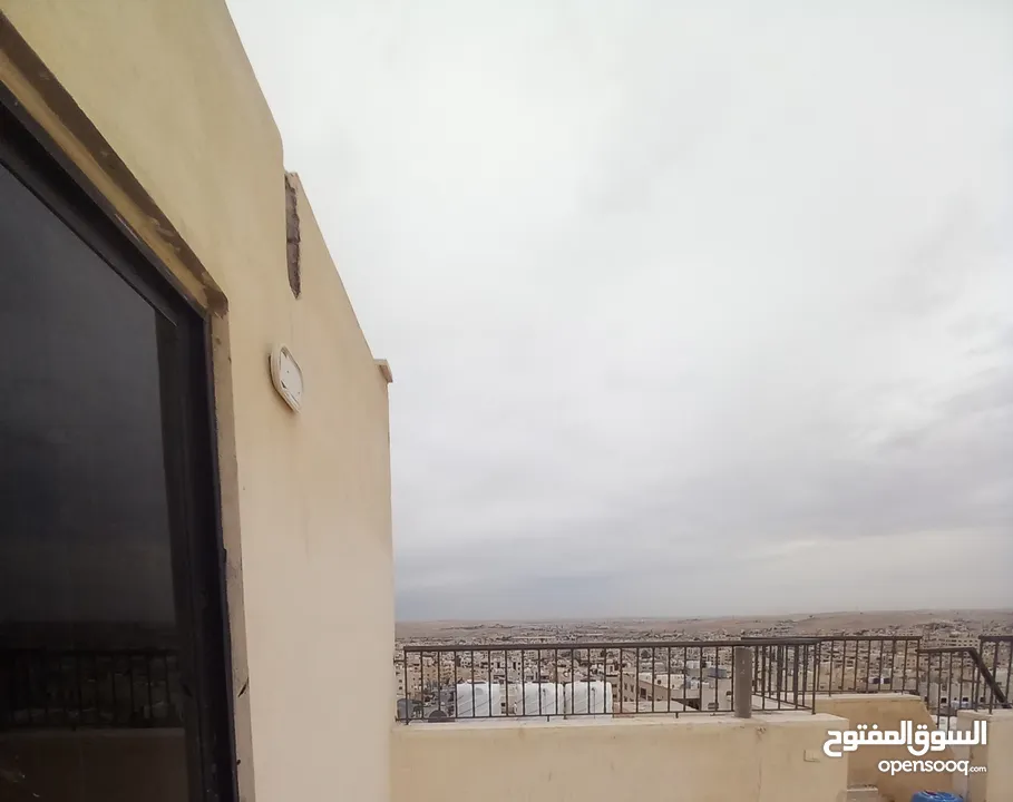 شقة فاخرة مع روف فاخر للبيع بسعر مغري