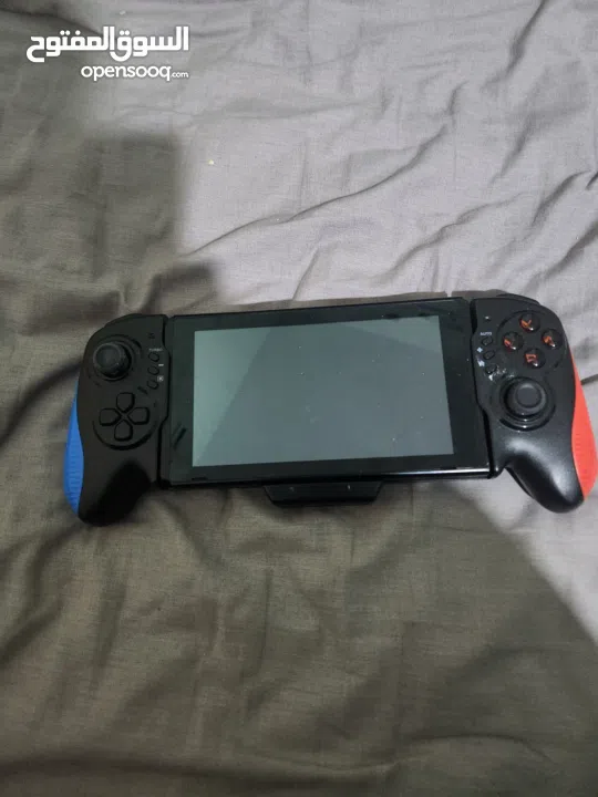 نينتندو سويتش مع كينترولارنينتندو سويتش مع كينترولارنينتندو سويتش مع كينترولار