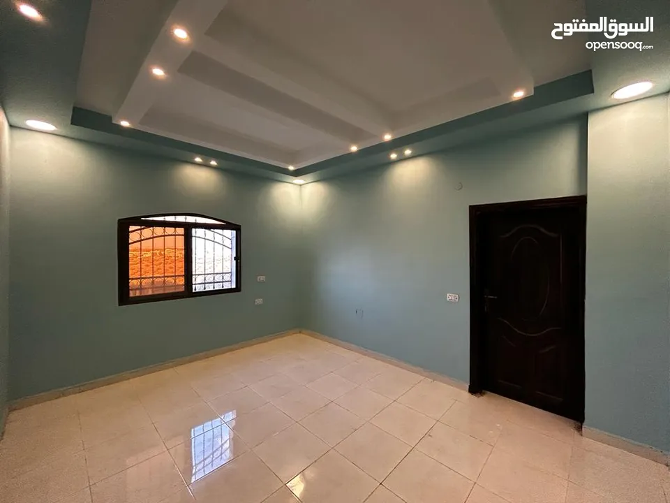 مزرعة 8 دونمات وبناء حجر فاخر 162 متر عمر البناء 5 سنوات