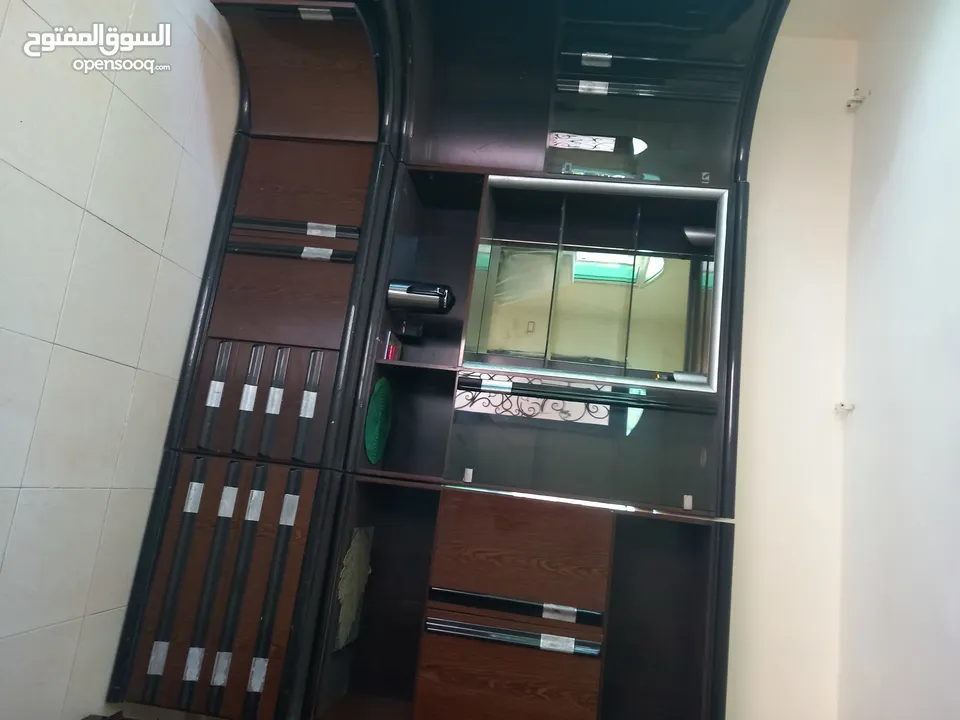 3 تخوت مفرد ثنين مع فرشه وواحد من دون فرشه + بوفيهات عدد 2 واحد قطعتين وواحد 3 قطع