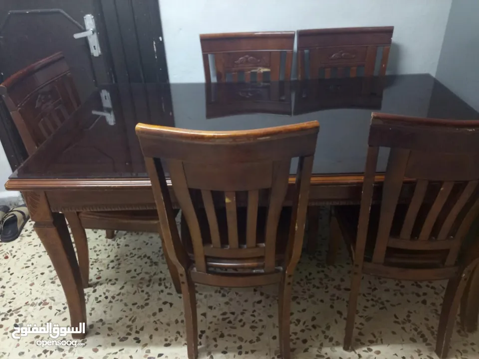 عفش للبيع طاولة سفرة وطاولة تلفزيون حالتة ممتازة