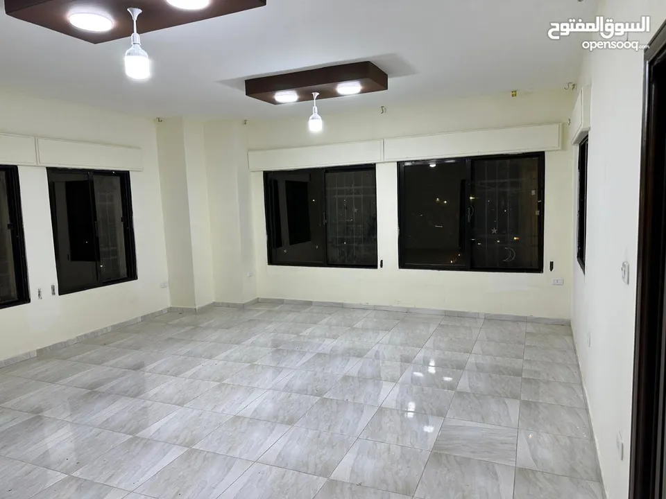 شقة طابقية طابق اول 3 غرف نوم 3 صالات 3 حمامات نظيفة جداً البناء 5 سنوات  الحي الشرقي قرب حديقة تونس