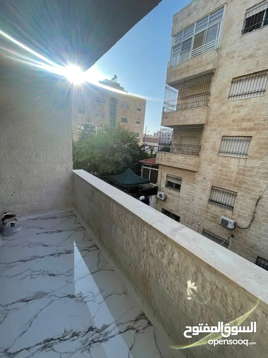 شقه فاخره للبيع بسعر حرق في الجندويل 200م طابق أول من المالك مباشره