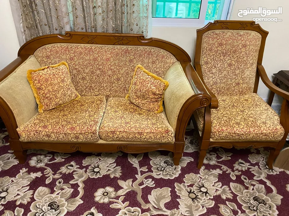 طقم كنب خشب زان بحالة جيده جدا 9مقاعد اربع مفردات ثلاثيه ومجوزة مع السجاده وثريات عدد اثنين
