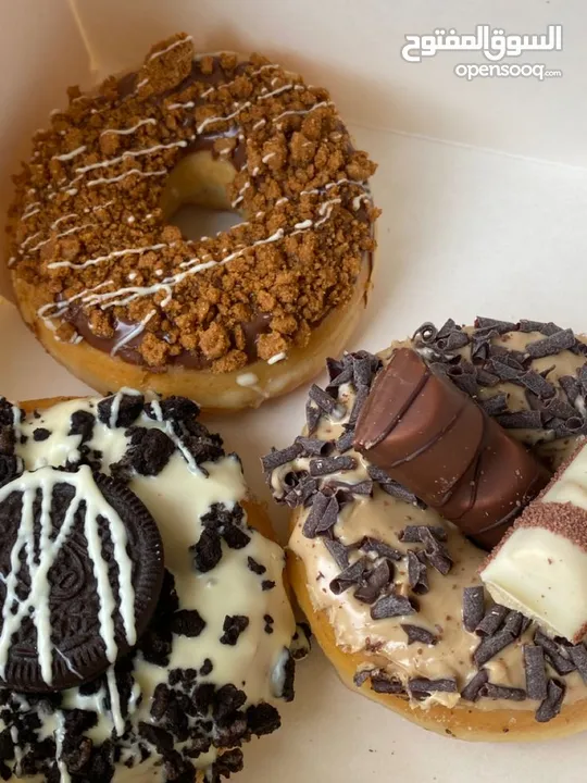 رشة سكر.. جاهز تعيش لحظات لذيذة؟ حضّرنا لك أحلى تشكيلة دونات طازجة وكريب طازج