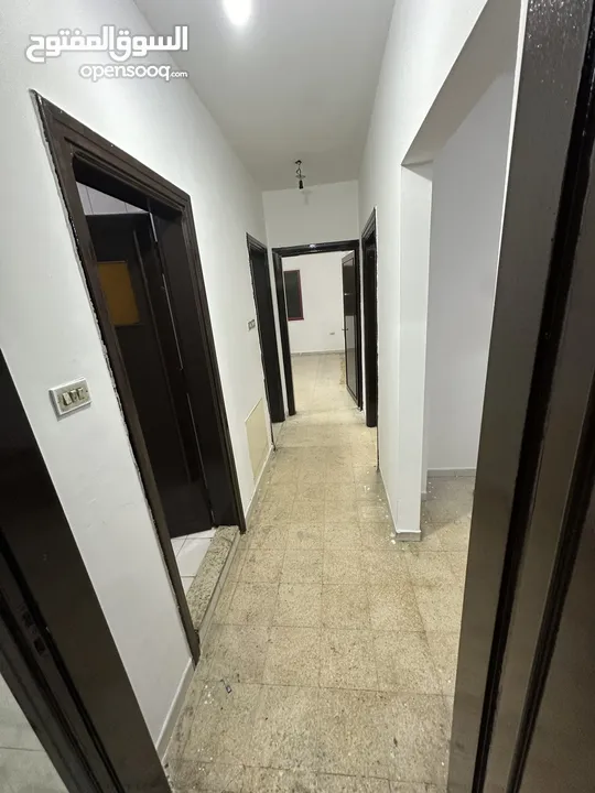 شقة صغيرة للإيجار في ضاحية الحاج حسن بقرب الاذاعة ومستشفى الحنان طابق ثالث