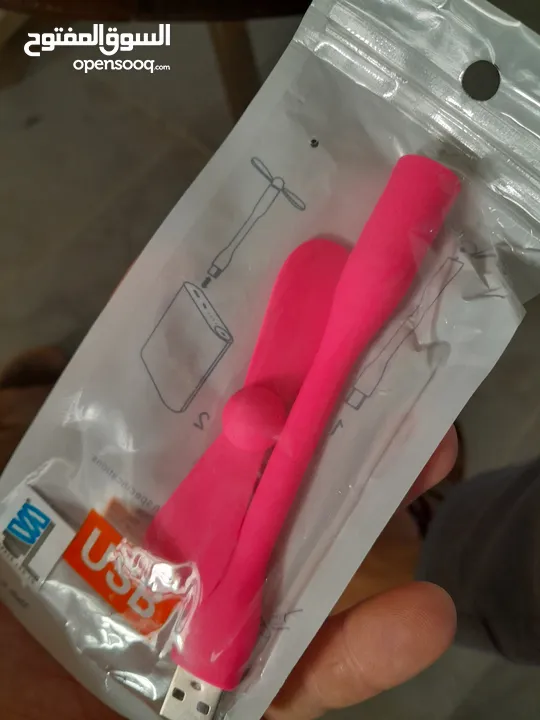 مروحة USB صغيرة وخفيفة، تشتغل على أي باور بنك أو شاحن.