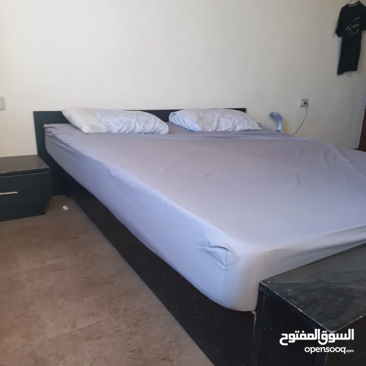 تخت مع كومدينا عدد 2 من ايكا مع فرشة فقط 35 دينار بسبب الرحيل