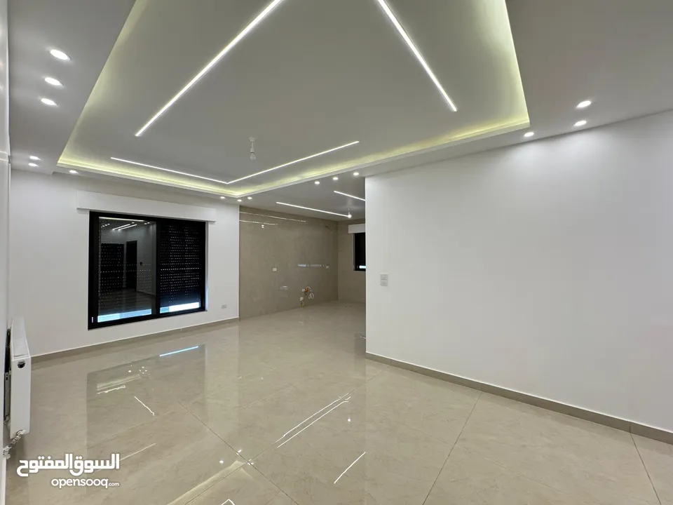 شقة لقطة للبيع طابق ارضي مع حديقة شارع المطار النخيل  شقة مساحة 185م وترس خارجي 220 م وكراج مستقل