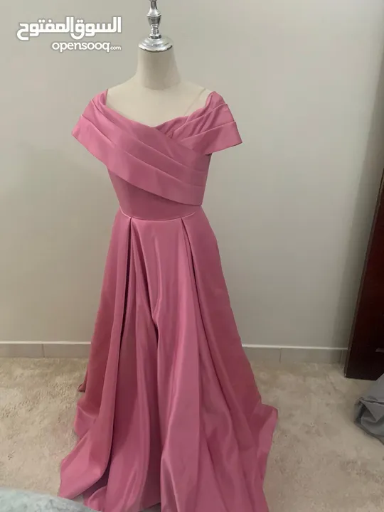 للبيع فستان مناسب للأعراس والخطوبات والمناسبات