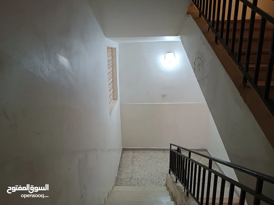 عمارة على ثلاث ادوار في وسط البلاد/بنغازي