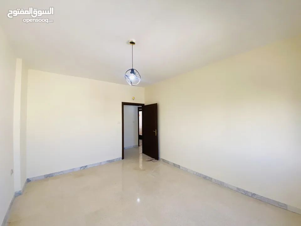 شقة بالرابية طابق ثالث 180م2 فارغة 3 غرف نوم (1) ماستر 3 حمامات إطلالة مميزة.