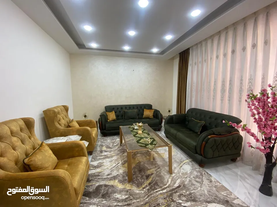 شقة مميزة ارضية تشطيب سوبر ديلوكس في أجمل احياء الياسمين خلف مستشفى الحياة
