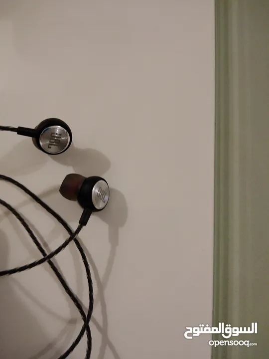 سماعات JBL سلكيه بحالة الوكاله استعمال خفيف جدا.. صوت قوي ورائع