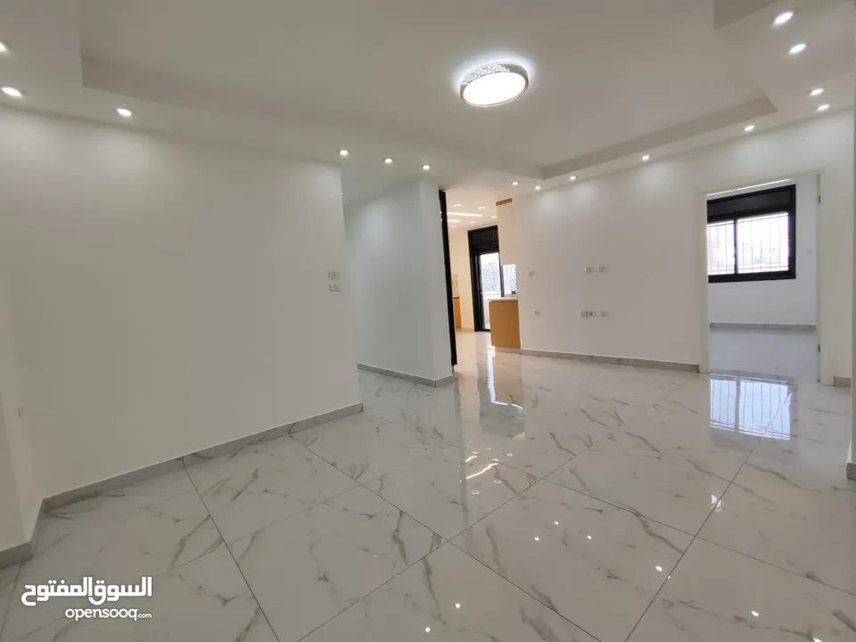 فرصة راقية للإيجار – روف مميز بإطلالة مفتوحة في أول رافات قرب سنقرط وصالات الهاشم سابقا