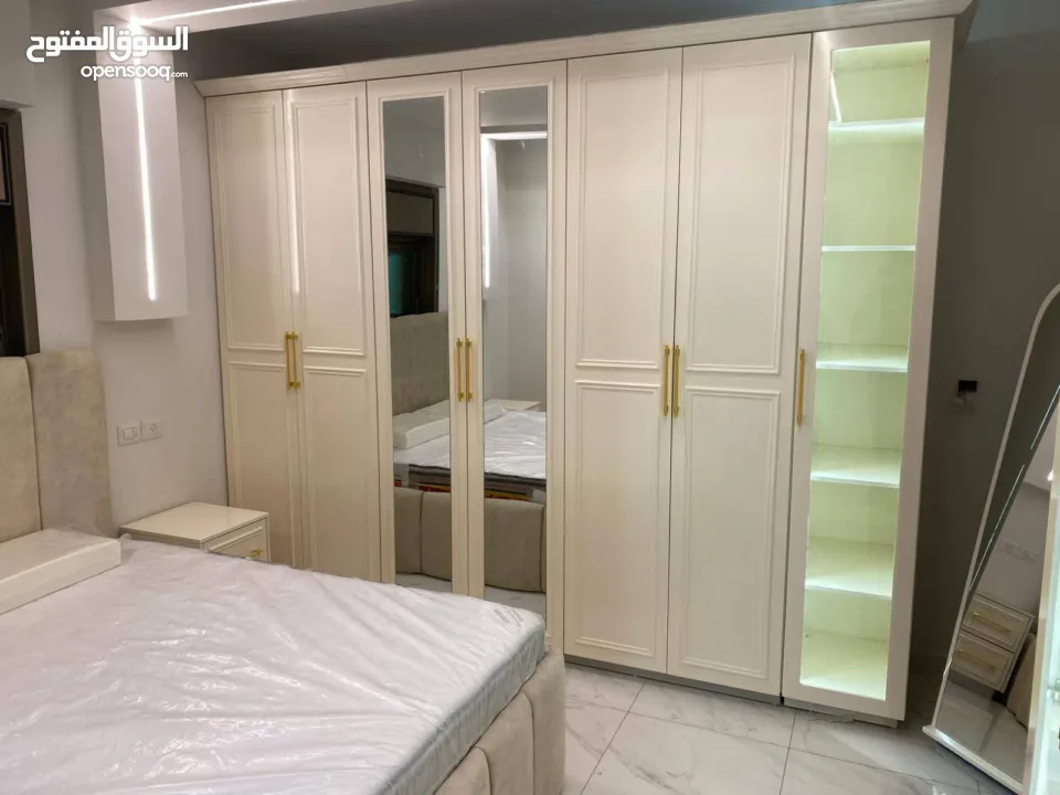 غرف نوم تفصيل بأفضل الاسعار وافضل انواع الخشب وتصميم عصري وحديث وجميع اعمال النجارة متوفر لدينا