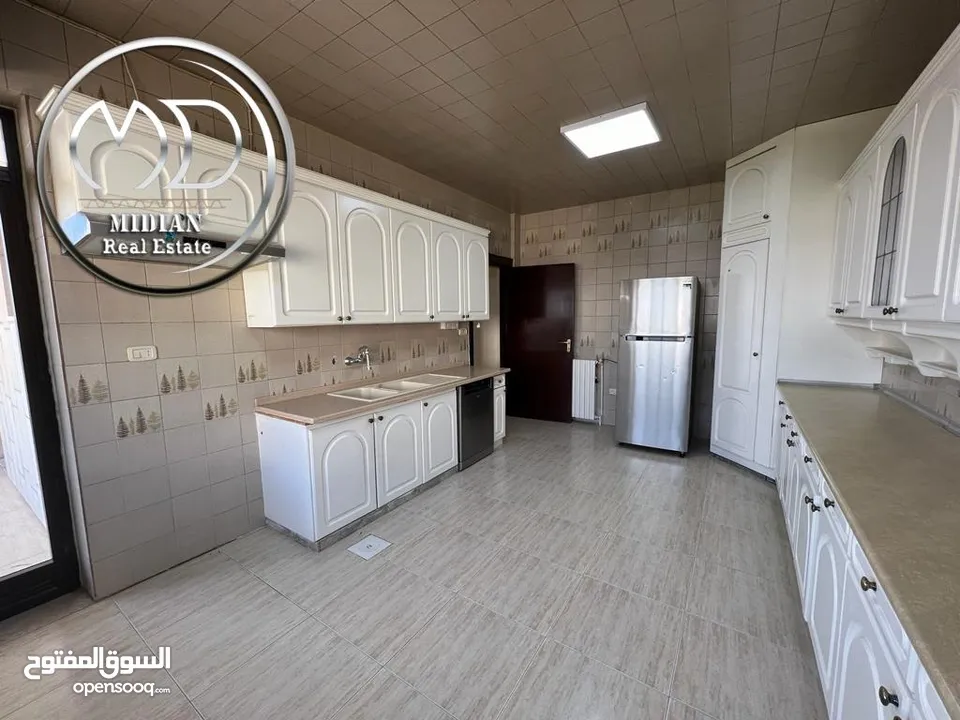 شقة طابقية فارغة للايجار جبل عمان مساحة 320م طابق ثاني اطلالة جميلة تشطيب سوبر ديلوكس