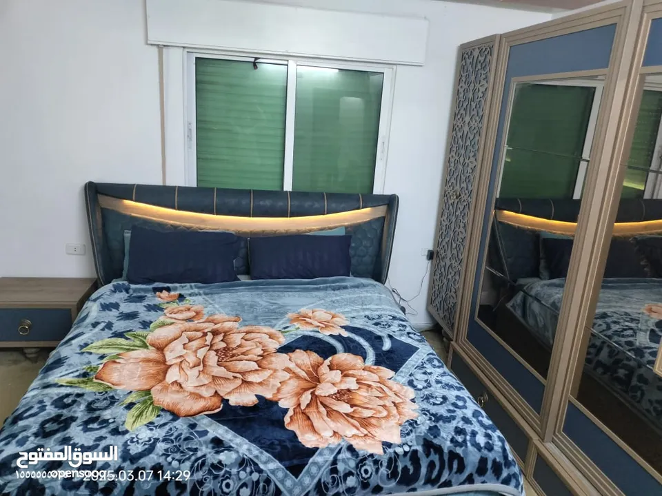 غرفة نوم ماستر .. تخت .. وتسريحة .. وخزانه .. كومودينات ثنتين
