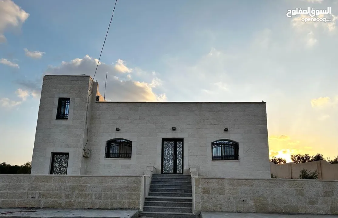 مزرعة 8 دونمات وبناء حجر فاخر 162 متر عمر البناء 5 سنوات