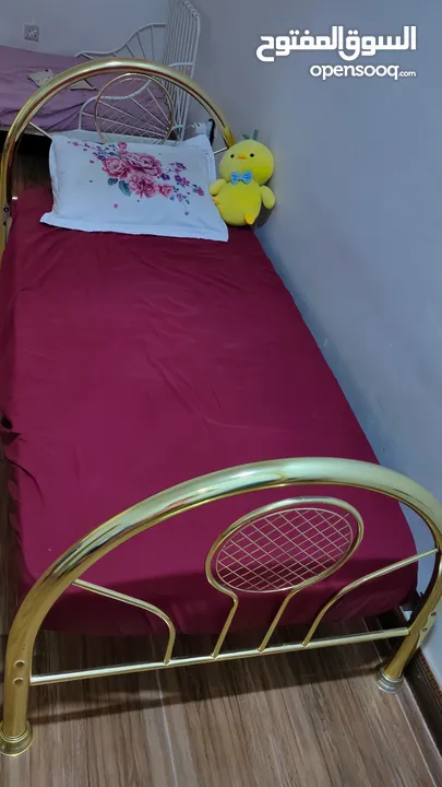 سرير نوم مع تعلاكة  لون ذهبي