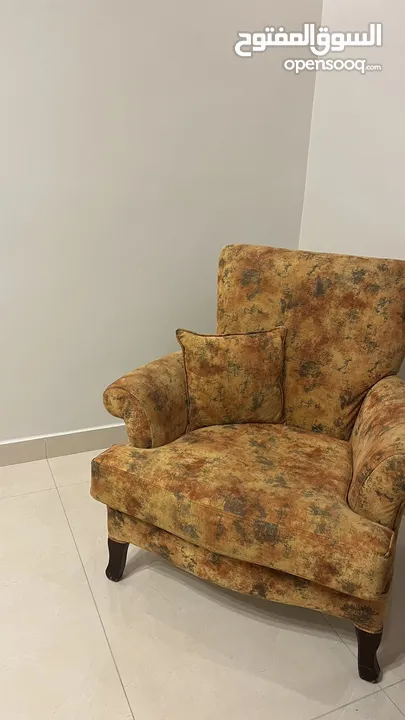 طقم كنب مستعمل بحال جديد مع طاولات