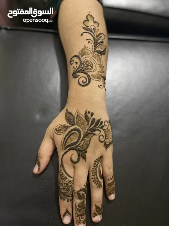 Henna artist