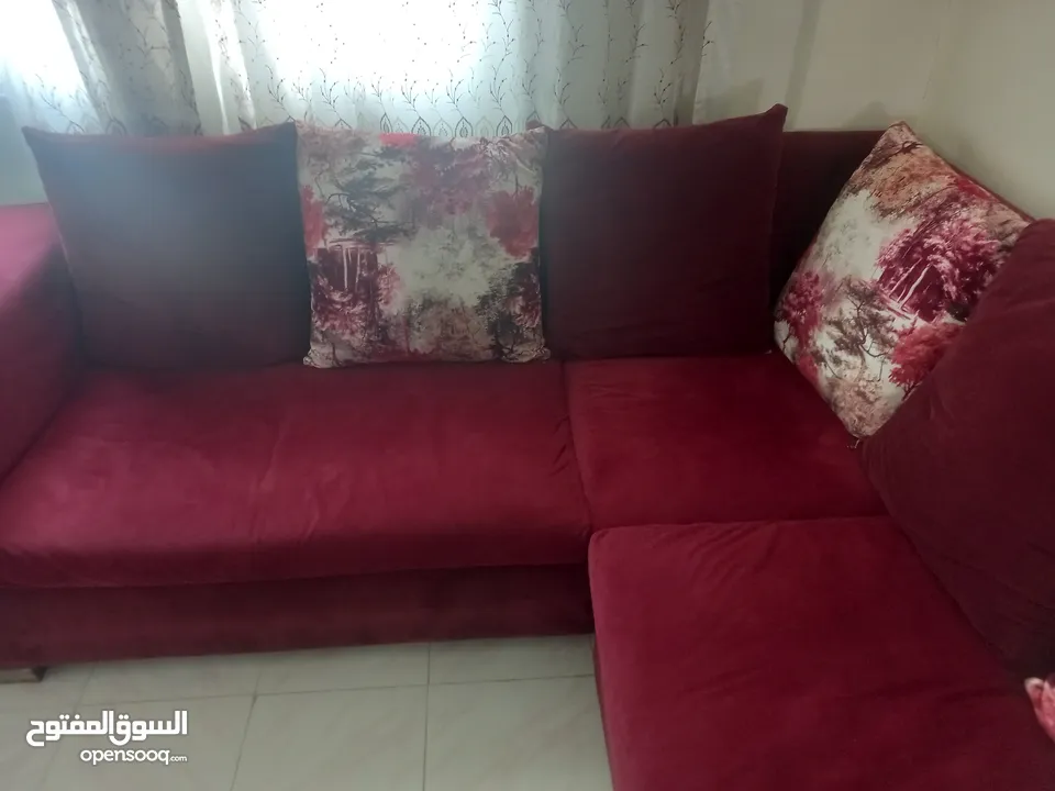 كورنر مع ثلاثية حجم كبير للبيع مع طاولة وسط