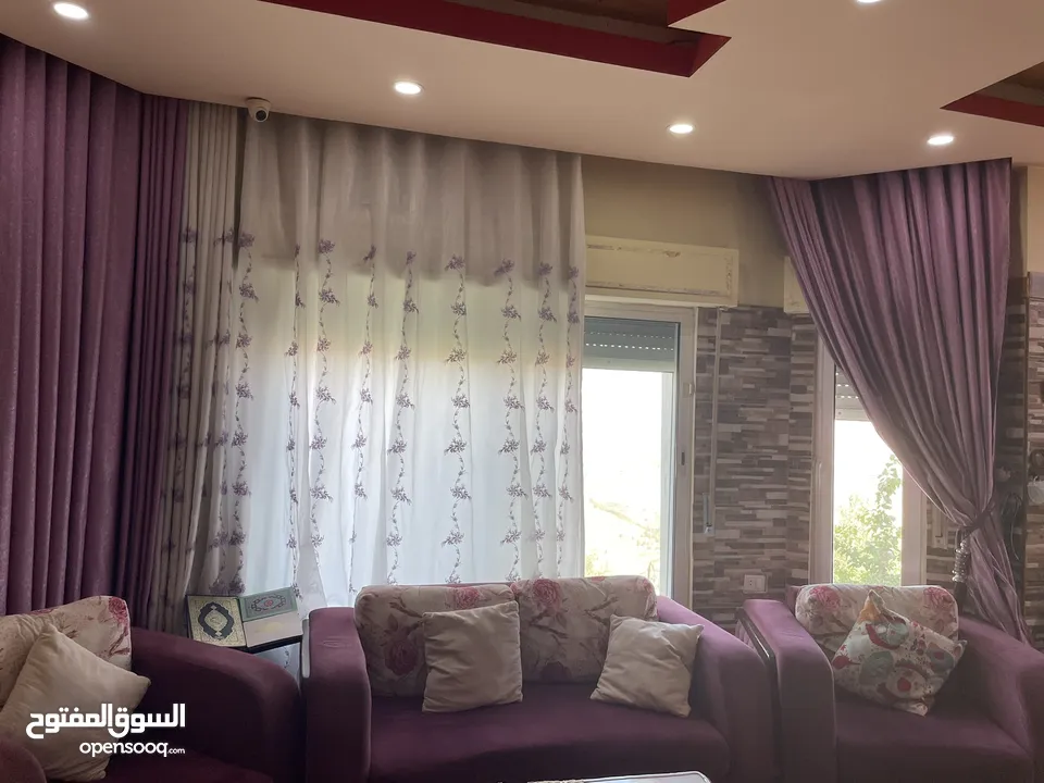 طقم كنب غرفة جلوس مع البرادي للبيع