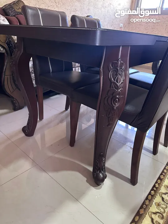 كنب صالون استعمال بسيط بحاله جديده قعده تفصيل محلي  طاوله سفره مع 6 كراسي