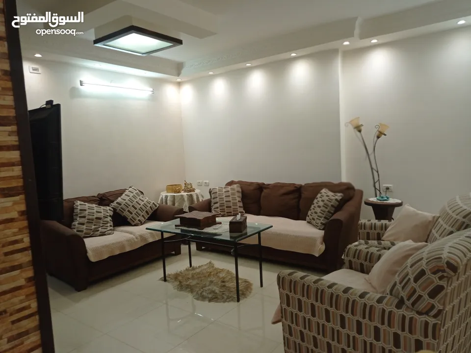 شقه مفروشه للايجار الشهري ،تصلح لعائله ،قريبه على الخدمات،مشمسه،خط سرفيس،قرب مستشفى الاتحاد ،ساحه